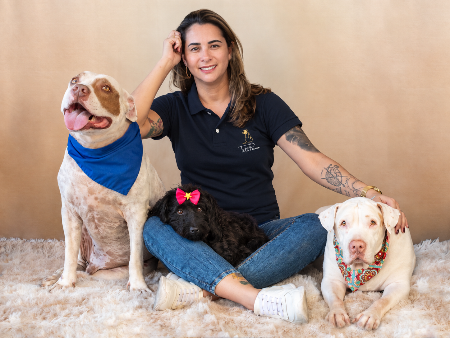 Tata Pereira especialista em comportamento e negócios pet com cão