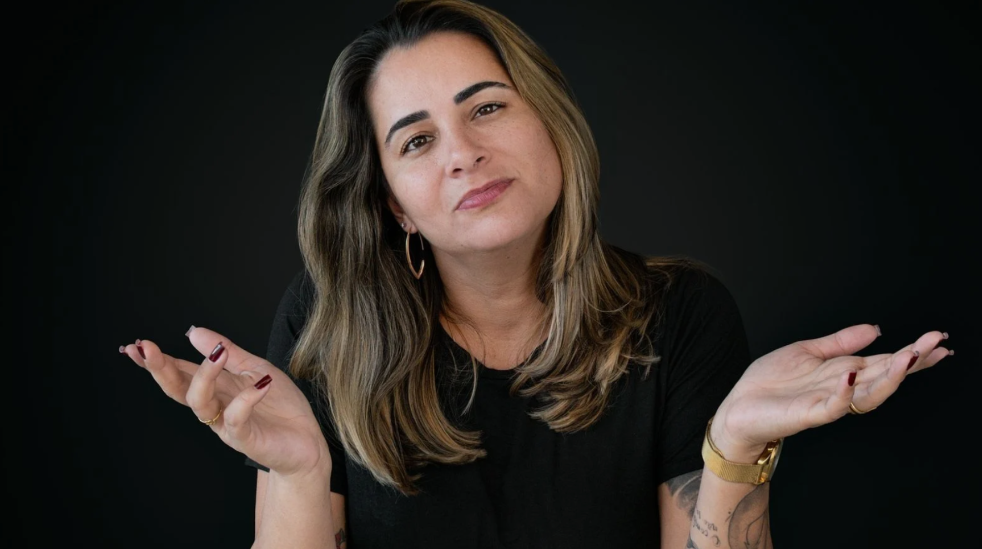 Tata Pereira dando explicações sobre o programa no vídeo